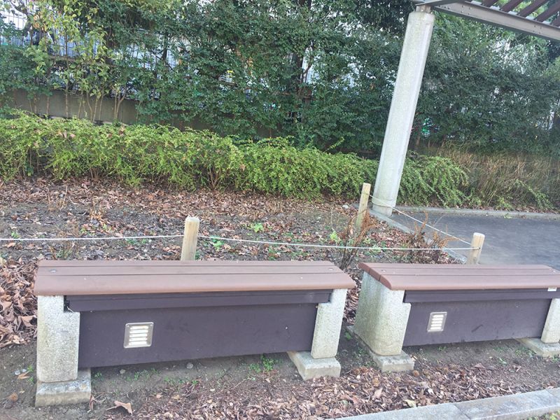 dưới băng ghế là các bếp lò nấu thức ăn